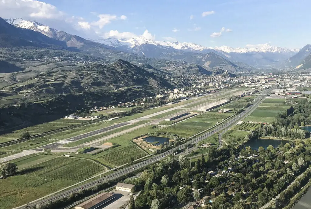 Vue de l'aéroport de Sion depuis le ciel.