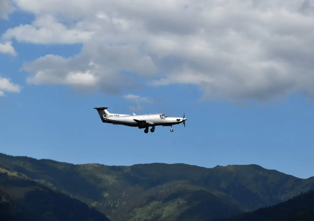Vue d'un avion privé, Pilatus P12, en vol au dessus des montagnes.